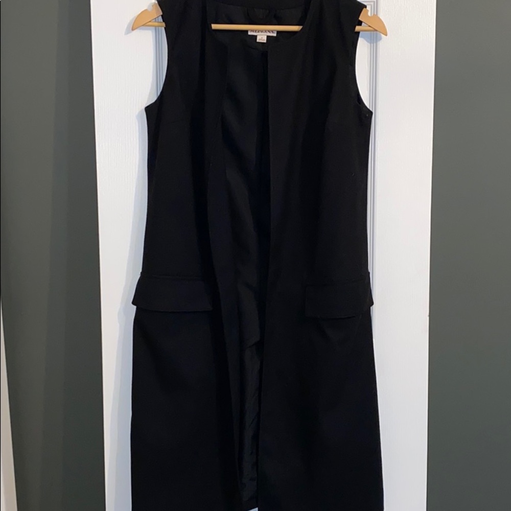Sleeveless black trench